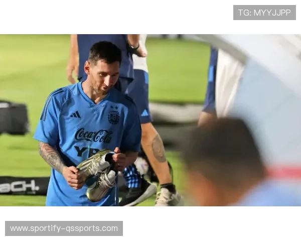 世界足球史上三双球鞋最多的球星是谁 解析他的足球鞋选择与比赛表现