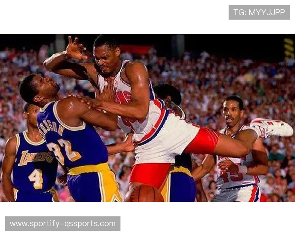 足球场上的硬汉对决 球星动手背后的情绪与冲突解析