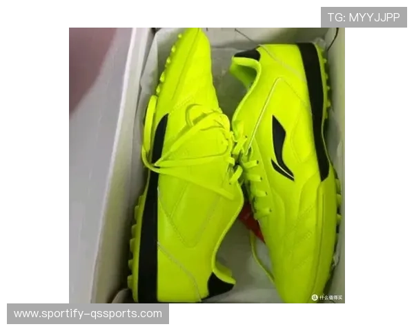 足球明星穿碎钉鞋的背后故事与比赛表现解析