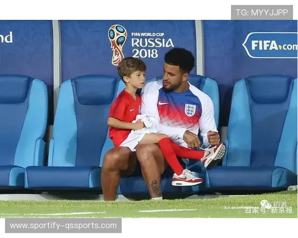 足球球星儿子首次进入更衣室感受父亲荣耀时刻引发热议